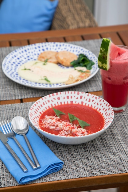 Kaltes Borschtsch-Essen und Tomatensuppe auf einem Holztisch mit Rüben-Gurken-Kartoffel-Radsih