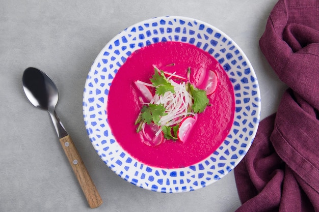 Kaltes Borschtsch-Essen und Tomatensuppe auf einem Holztisch mit Rüben-Gurken-Kartoffel-Radsih