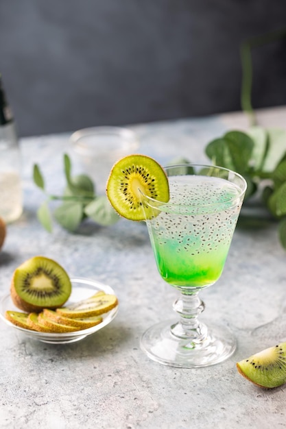 Foto kaltes cocktail-kiwi-getränk