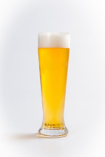 Kaltes frisches Bier in einem Glas mit Schaum, vertikal