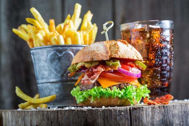 Kaltes Getränk und frischer Hamburger aus Gemüserindfleisch