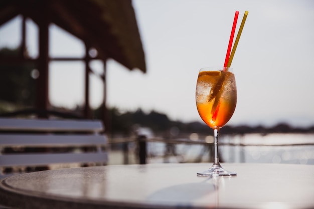 Kaltes Glas Rum Swizzle stehen auf dem Tisch in der Nähe des Meeres