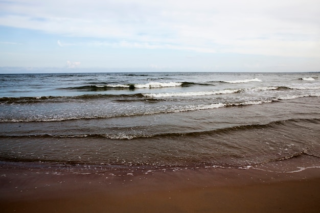 Kaltes Sommerwetter an der Ostsee mit vielen Wellen durch starke Winde, die Ostsee ist im Sommer kalt