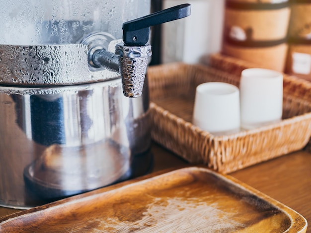 Kaltes Trinkwasser auf Kühler im Café