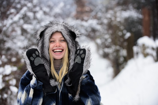 Kaltes Winterwettermodemädchen im Winter glückliches Mädchen, das Schneewintertag Winterferien spielt