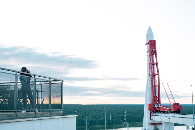 Kaluga Cosmonautics Museumpreparação para a abertura da 2ª linha Rocket Vostok planetário cúpula Tsiolkovsky Park em frente à reconstrução do edifício 29 de agosto de 2022 Kaluga Rússia