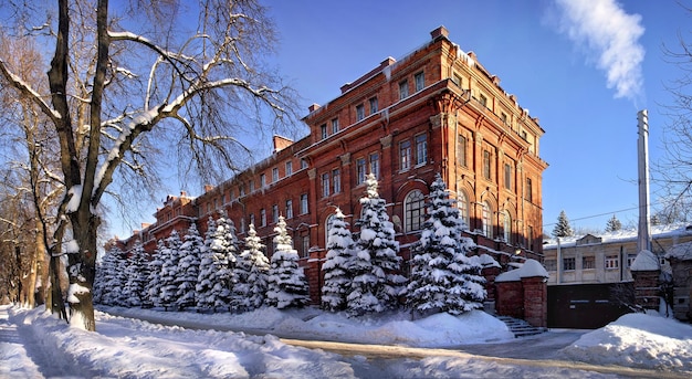 Kaluga Research Institute und schneebedeckte Tannen in Kaluga