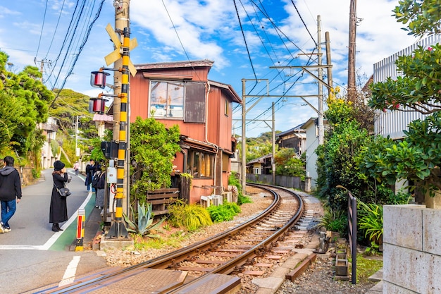 Foto kamakura famoso café ao lado dos trilhos de trem sentar-se ou ficar de pé e comer comida ou bebida e ver os trens passar de perto japão