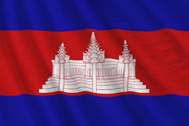Kambodscha-Flagge mit großen Falten, die in der Nähe unter dem Studiolicht im Innenbereich winken Die offiziellen Symbole und Farben im Banner