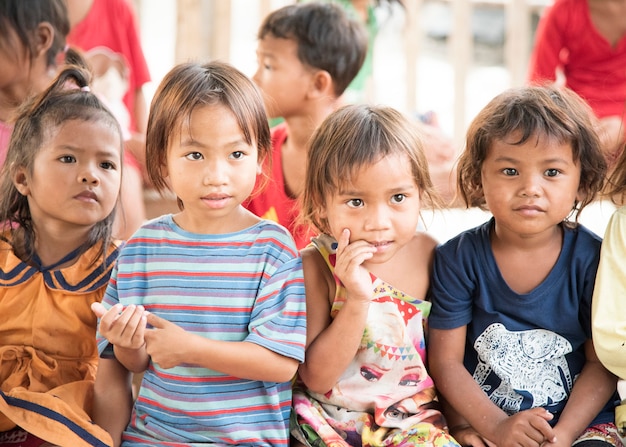 Foto kambodschanische kinder in den slums bei poipet cambodia.