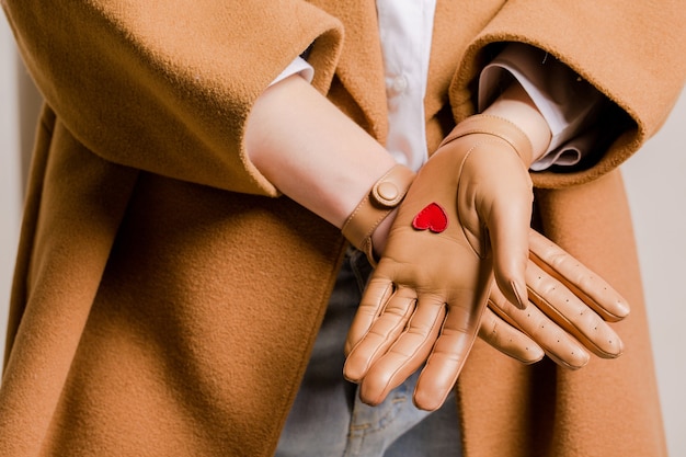 Kamelfarbene Handschuhe mit roten Herzen in der Handfläche