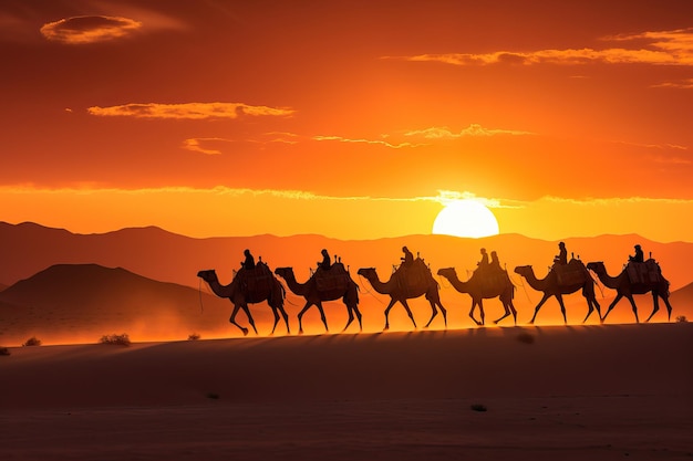 Kamelkarawane reitet bei Sonnenuntergang durch die marokkanische Wüste. Dabei entsteht eine Silhouette