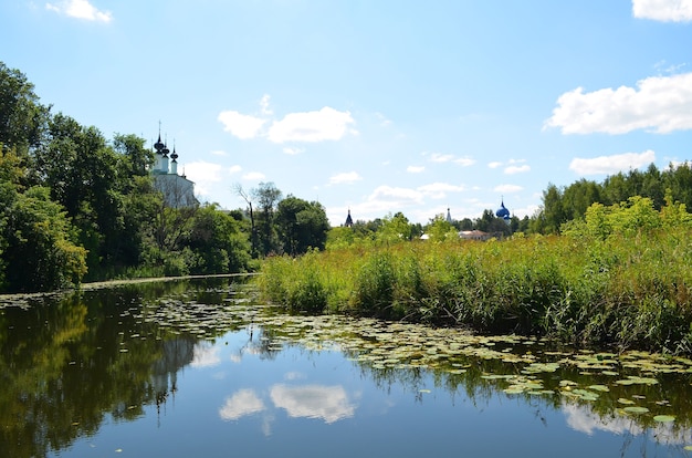 Kamenka Fluss in Susdal im Sommer bei sonnigem Wetter