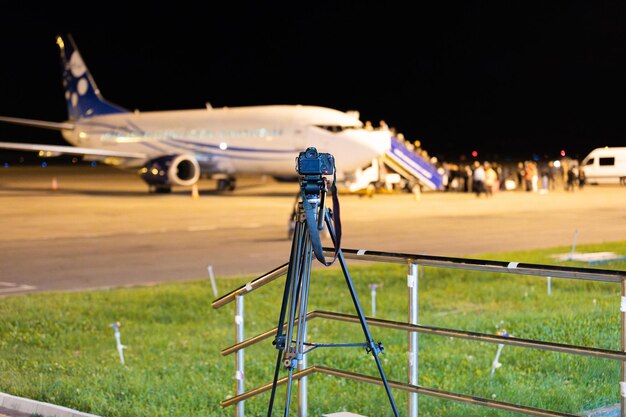 Kamera auf einem Stativ während des Nachthobens am Flughafen