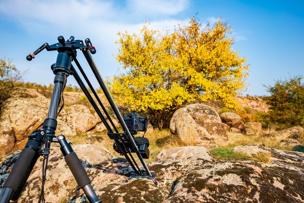 Kamera auf Slider schießt Hügel in den Karpaten