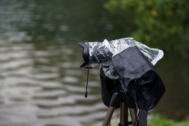 Kamera im Regen in einer Schutzhülle