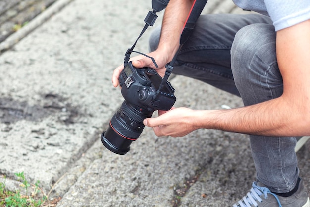 Kamera in der Hand des Fotografen