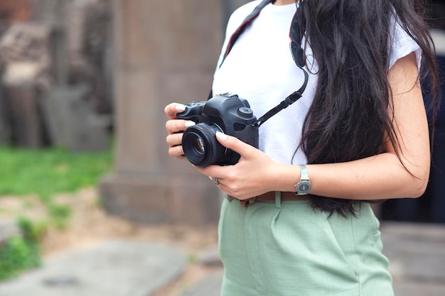 Kamera in der Hand eines Fotografen