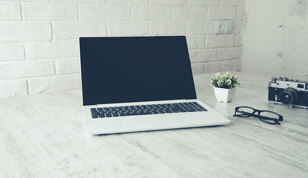 Kamera mit Brille und Computer auf dem Schreibtisch