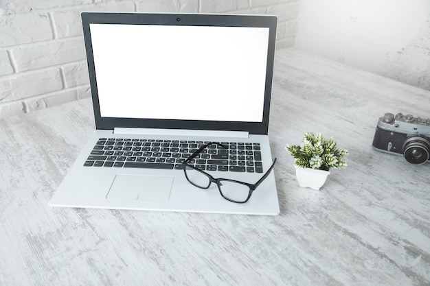 Kamera mit Brille und Computer auf dem Schreibtisch