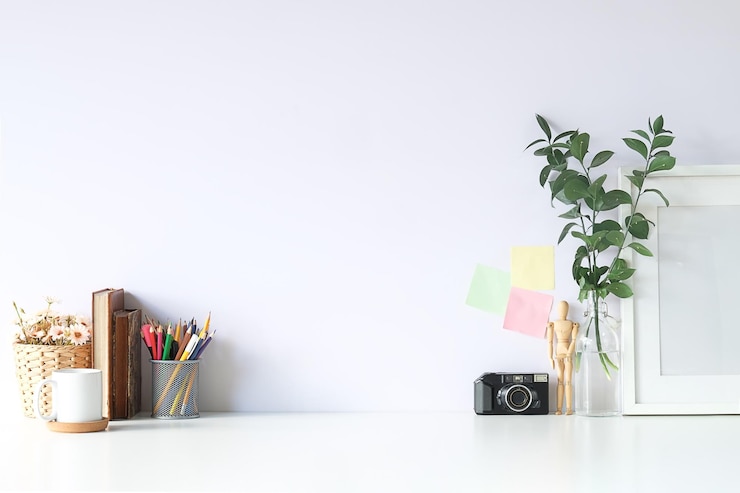 Foto kamera mit pflanzen und figuren auf weißem hintergrund auf dem tisch