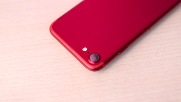 Foto kameradetail der rückseite eines roten smartphone