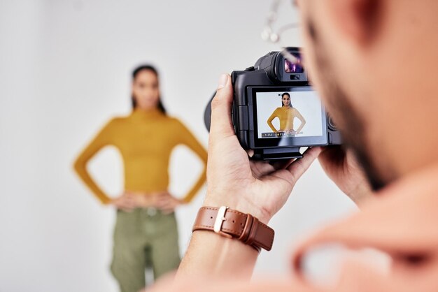 Kamerafotografie und Fotograf mit weiblichem Model im Studio für kreative Werbung und Bildmedien hinter der Bühne und professioneller Mann mit Mädchen und Ausrüstung für Fotoshooting-Aufnahmen