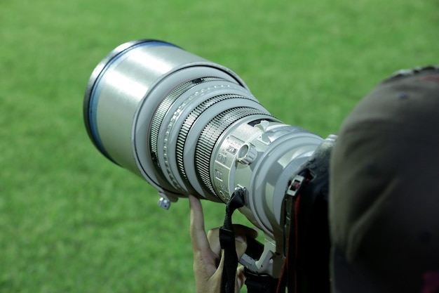 Kameraobjektiv auf dem Fußballfeld Auge auf dem Spielfeld