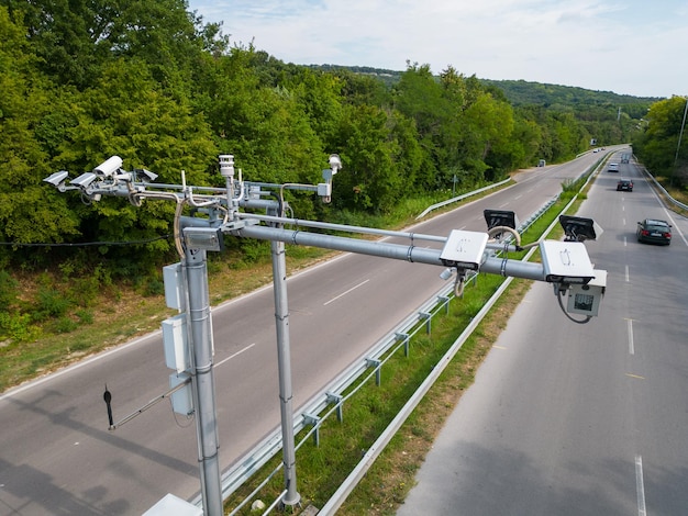 Kameras und Geschwindigkeitskontrollradare entlang einer stark befahrenen Autobahn überwachen und zeichnen Geschwindigkeitsverstöße auf. Drohnenansicht