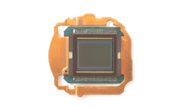 Kamerasensor oder cmos (complementary metal oxide semiconductor) isoliert auf weißem hintergrund.