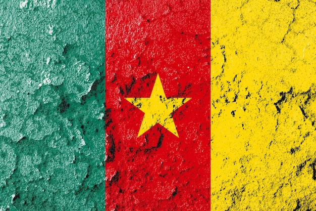 Kamerun-Flagge gemalt auf einer grunge strukturierten alten Betonwand