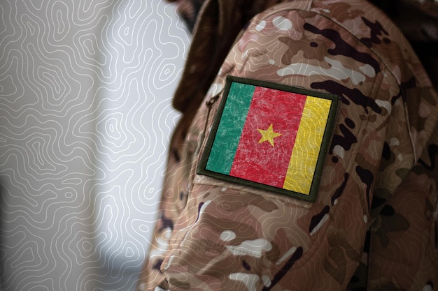 Kameruner Soldat Soldat mit Flagge Kamerun Kameruner Flagge auf einer Militäruniform Kameruner Armee Tarnkleidung