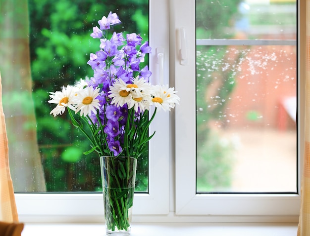 Kamille und Glockenblumen auf grünem Sommerhintergrund.