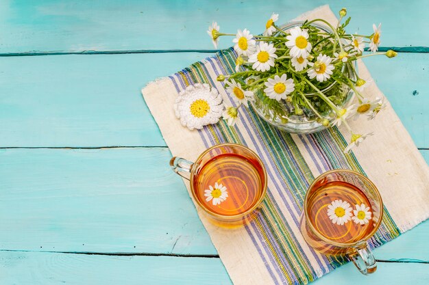 Kamillentee. Frische Blumen, Sommer-Heißgetränkekonzept. Alternativmedizin, Lebensstil