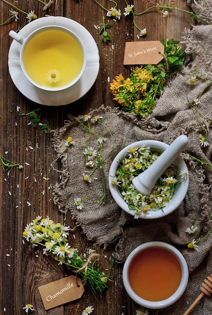 Kamillentee mit Naturhonig, Kamille im Mörser und Johanniskraut