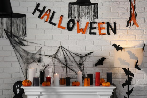 Foto kamin mit unterschiedlichem halloween-dekor im innenbereich festliches interieur