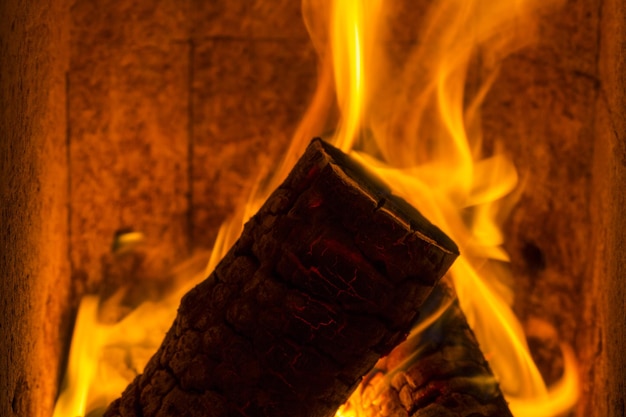 Kaminfeuer Flamme Brennholz gemütlich Winter fossile Energie