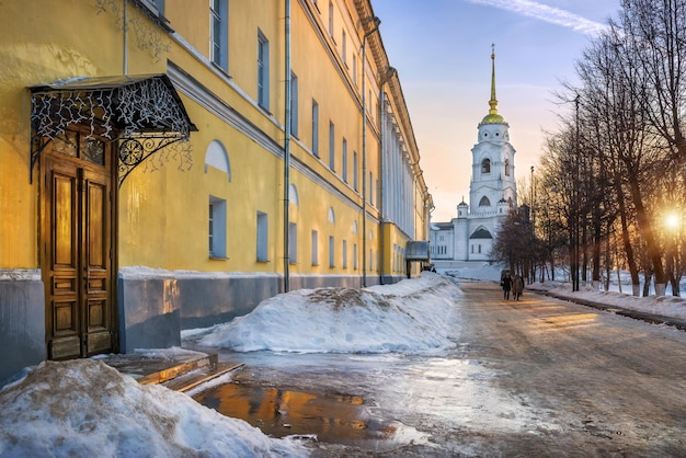 Kammern und Glockenturm der Himmelfahrtskathedrale in Wladimir an einem sonnigen Winterabend