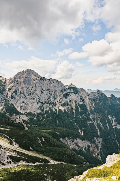 Foto kamnik-sattel im logartal slowenien europa wandern in den savinja-alpen und dem slowenischen berg beliebter ort für eine wanderung im triglav-nationalpark