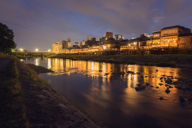 Kamogawa Fluss in der Nähe von Gion im Sonnenuntergang