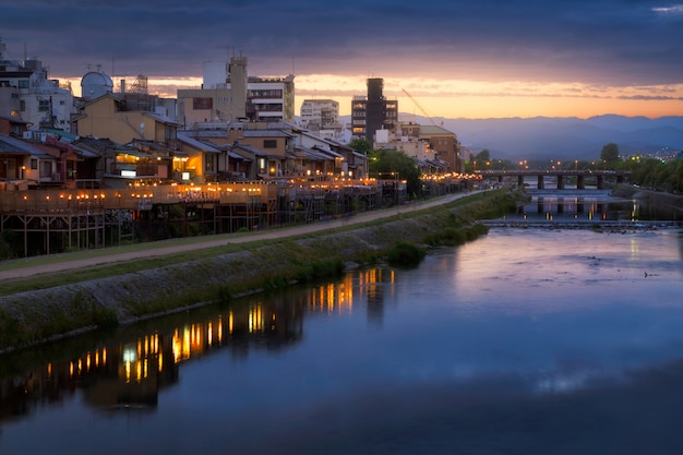 Kamogawa Fluss nahe gelegenes Gion im Sonnenuntergang