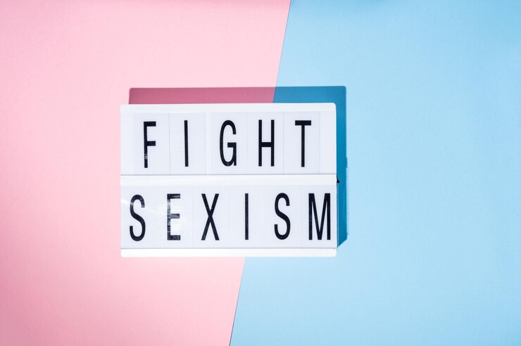 Kampf gegen Sexismus-Text auf der Draufsicht des Lightbox-Feminismus-Konzepts