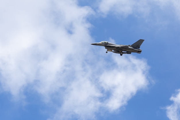 Kampfflugzeug des Falken f16 auf Himmelhintergrund