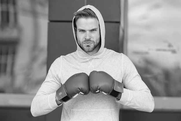 Kampfkonzept Mann Boxer bereit für den Kampf Sportler tragen Boxhandschuhe im Kampfclub Der Kampf ist eröffnet