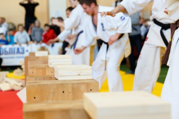 Kampfkünstler brechen die Holzbretter von Hand