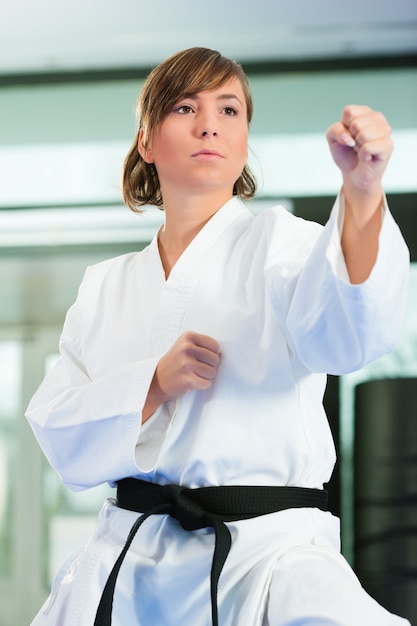 Kampfkunstsporttraining in der Turnhalle