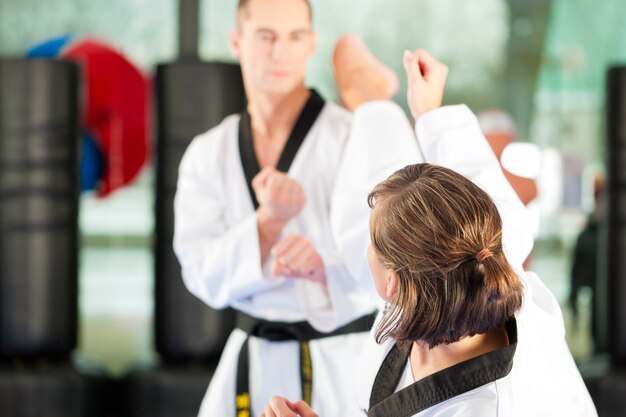 Kampfkunstsporttraining in der Turnhalle