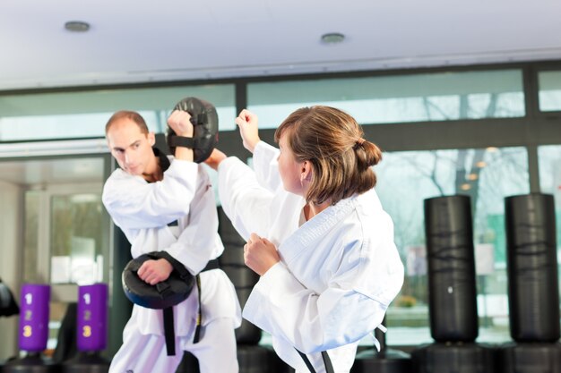 Kampfkunstsporttraining in der Turnhalle