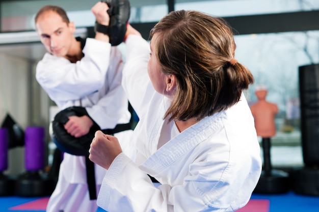 Kampfkunstsporttraining in der Turnhalle