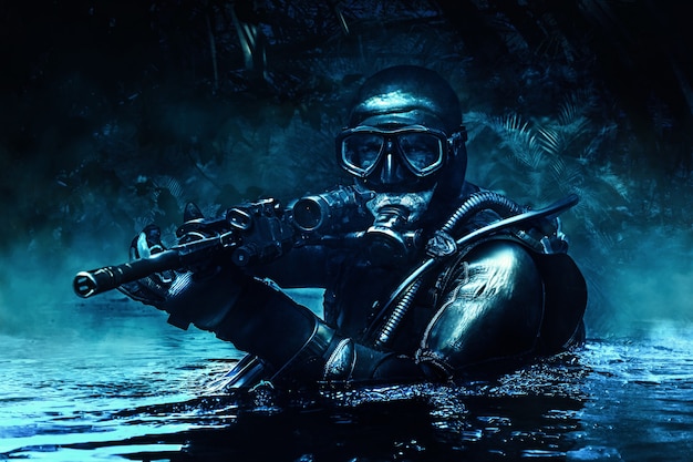 Kampftaucher von Special Forces Operations Unit Frogmen taucht in Tauchausrüstung im Dschungel auf. Dunkle Nacht, Mondschein, Ablenkungsmanöver mit Waffe